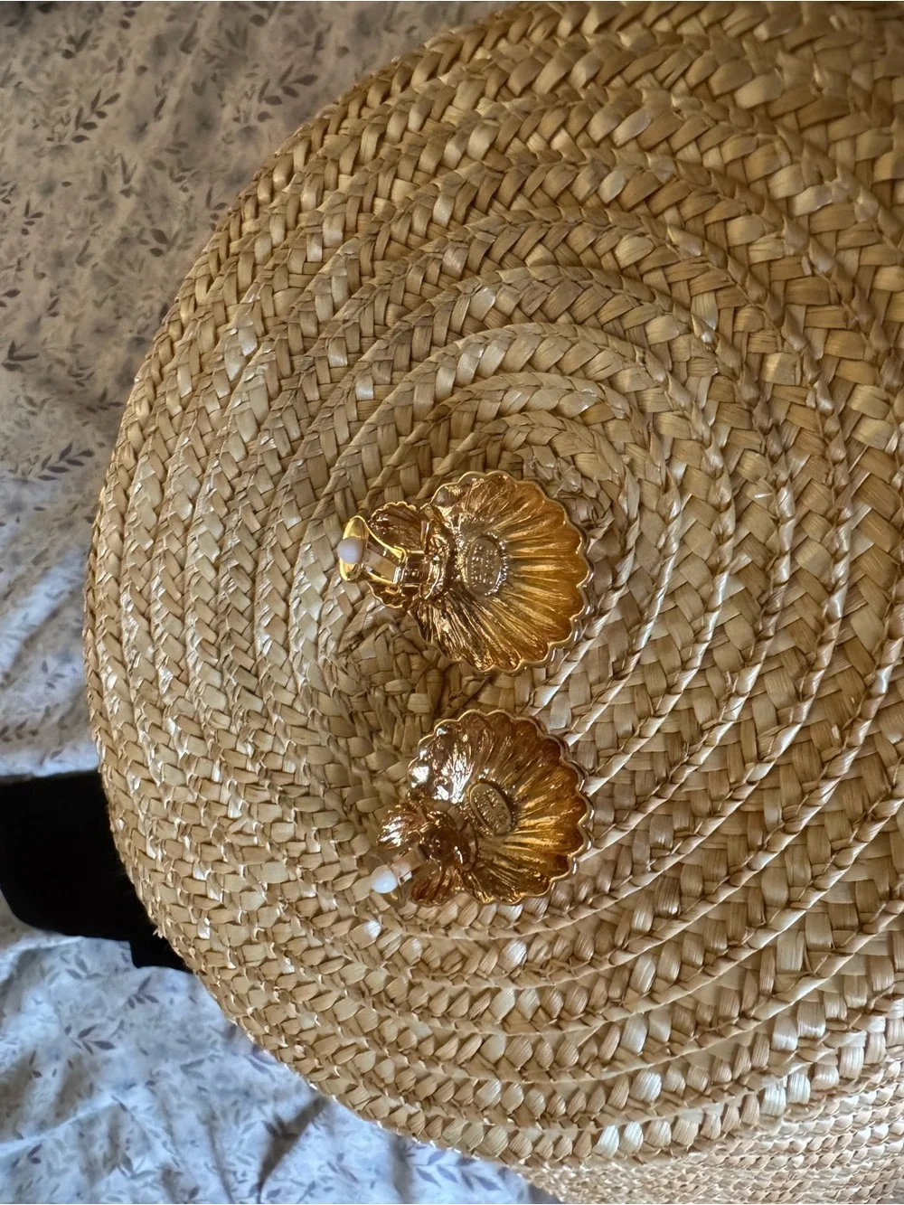 Kenneth Jay Lane GOLD SEASHELL CLIP EARRINGS - Picture 7 of 7